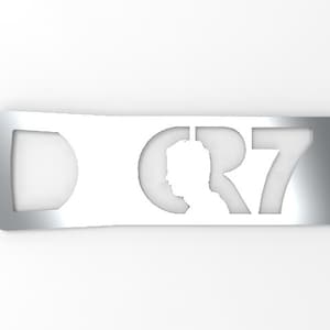 Puede incluir: Abrebotellas de plata con una silueta de cabeza de persona y el texto "CR7" recortado.