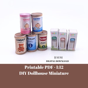 Può includere: Una collezione di prodotti per bambini in miniatura, tra cui barattoli di latte artificiale e biberon in scatola. I barattoli di latte artificiale sono etichettati "BABYMILK", "SIMBABY", "fantcare" e "BestBeg". I biberon sono etichettati "HAPPY". L'immagine include anche il testo "Printable PDF 1:12 DIY Dollhouse Miniature".