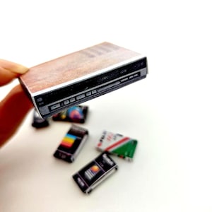 Skala 1:12, 6 artiklar Klassisk videobandspelare och skivspelare - Utskrivbara dockhusdekorationer - utskrivbar miniatyrmall