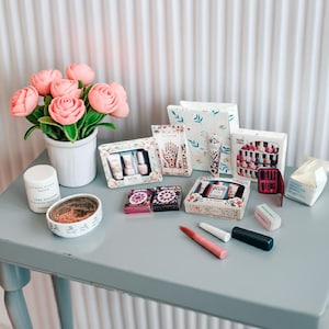 11 articoli Set di unghie in miniatura per casa delle bambole 1:6, maschere per le mani, set di gel, scatola di solvente per lucidatura, crema per le mani, borsa regalo, vintage