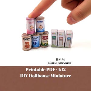 Puede incluir: Miniaturas de muñecas para bebés, que incluyen latas de fórmula y biberones. Las latas están etiquetadas como "BABYMILK", "SIMBABY", "fantcare" y "BestBeg". Los biberones están en cajas pequeñas con la etiqueta "HAPPY". La imagen también incluye el texto "Printable PDF 1:12 DIY Dollhouse Miniature".