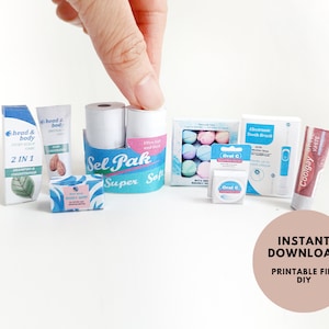 1:6 Toilette, Waschraum, Toilettengarnitur; Shampoo, Conditioner, Elektronische Zahnbürste, Zahnpasta, Toilettenpapierrolle, für Puppenhaus, Schablone