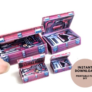 Puede incluir: Cuatro cajas de herramientas de metal rojo y plateado de diferentes tamaños, con las tapas abiertas para revelar una variedad de herramientas en el interior. Las cajas de herramientas están dispuestas en forma de pirámide, con la caja de herramientas más grande en la parte inferior y la caja de herramientas más pequeña en la parte superior. Las cajas de herramientas están hechas de cartón y están diseñadas para ser impresas y ensambladas.