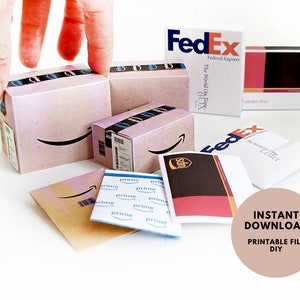 Conjunto de caixa de entrega em miniatura e envelope — Pacotes Amazon, UPS, FedEx para casa de bonecas em escala 1:6 e 12, presente ou enfeite