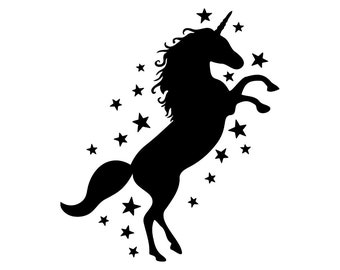 Puede incluir: Una silueta negra de un unicornio encabritado con un cuerno en espiral, melena y cola fluidas. Estrellas de varios tamaños rodean al unicornio, creando un diseño caprichoso y mágico. La imagen está sobre un fondo blanco.