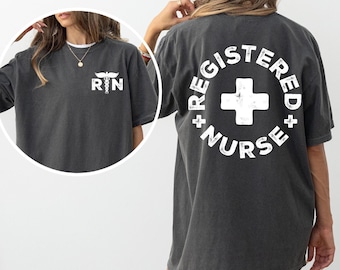 Camiseta de enfermera titulada Comfort Colors®, camiseta de enfermera titulada (anverso y reverso), regalo genial para enfermeras tituladas, regalo para la Semana de la Enfermería, regalo de agradecimiento para enfermeras.