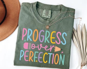 Camiseta "Progreso por encima de la perfección" de Comfort Colors®, un bonito regalo para nuevos profesores, un mensaje de agradecimiento a los profesores, una camiseta motivacional para el regreso a clases.