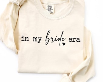 Camisa de manga larga Comfort Colors® In My Bride Era, ideal como regalo de compromiso para novias.