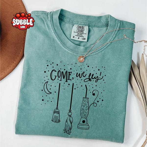Camiseta "Come We Fly" de Comfort Colors®, camiseta con escoba de bruja, regalo de Halloween de bruja de Salem, camiseta de "Hocus Pocus", regalo de bruja, divertido Halloween de bruja