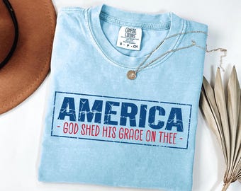 Camiseta Comfort Colors® "Dios derramó su gracia sobre ti", camiseta del 4 de julio, camiseta con la bandera estadounidense, camiseta de EE. UU., regalo del Día de la Independencia, camiseta patriótica