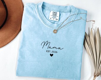 Camiseta Comfort Colors® Mama Heart Est. 2026, regalo personalizado para mamá.