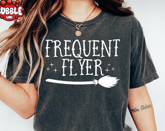 Camiseta de viajero frecuente Comfort Colors®, camiseta de temporada espeluznante para mujer, camiseta de las Hermanas Sanderson, camiseta de escoba de bruja