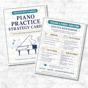 Op de afbeelding: Twee witte rechthoekige piano-oefenstrategiekaarten met donkerblauwe en gouden accenten. De voorste kaart bevat een illustratie van een vleugel en de tekst Piano Practice Strategy Card. De achterste kaart bevat instructies voor docenten en ouders.