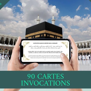 Puede incluir: Un smartphone muestra texto en árabe con un borde dorado. El fondo muestra la Kaaba en La Meca y una multitud de personas. La imagen también incluye el texto "90 CARTES INVOCATIONS".
