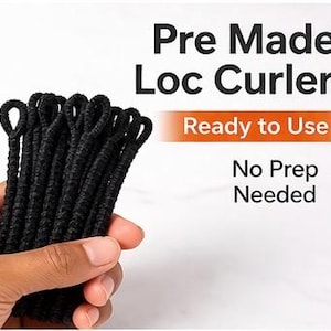 Könnte beinhalten: Eine Hand hält ein Bündel schwarzer, vorgefertigter Loc-Lockenwickler. Der Text auf dem Bild lautet: "Pre Made Loc Curlers, Ready to Use, No Prep Needed."