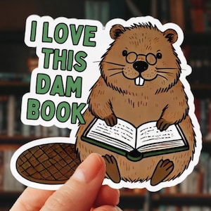 Adesivo per la lettura con castoro - "Adoro questo libro" - Divertente adesivo in vinile con gioco di parole per gli amanti dei libri, simpatico regalo per amanti dei libri con castoro, adesivo per la lettura per amanti degli animali