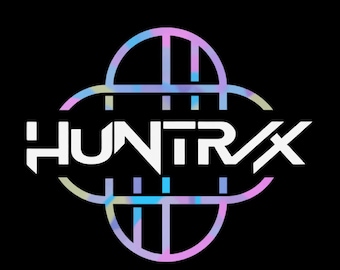 以下が含まれることがあります： 白の様式化されたフォントで「HUNTRAX」という単語が特徴のロゴデザイン。テキストは黒い背景に設定され、青、ピンク、黄色の色合いのカラフルな抽象的なデザインが重ねられています。