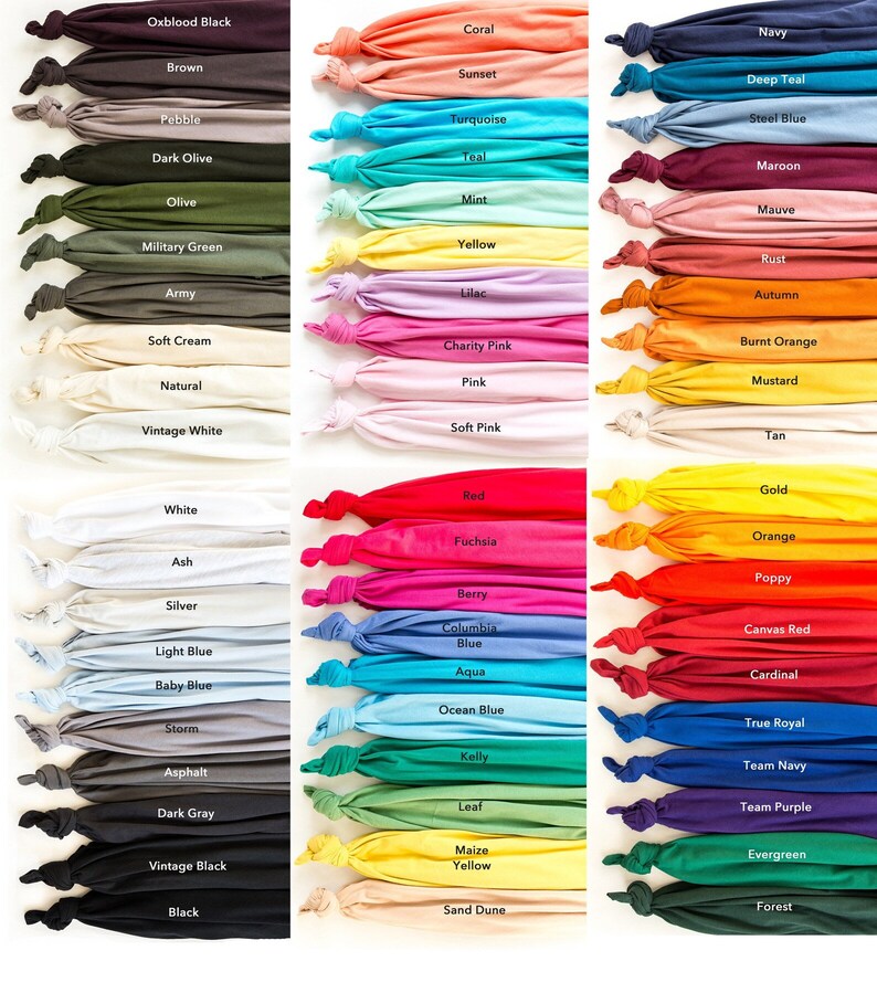 Puede incluir: Una tabla de 60 muestras de tela de diferentes colores, cada una con un nombre impreso debajo. Los colores van de claro a oscuro, e incluyen tonos de rojo, azul, verde, amarillo, naranja, marr&oacute;n y gris.