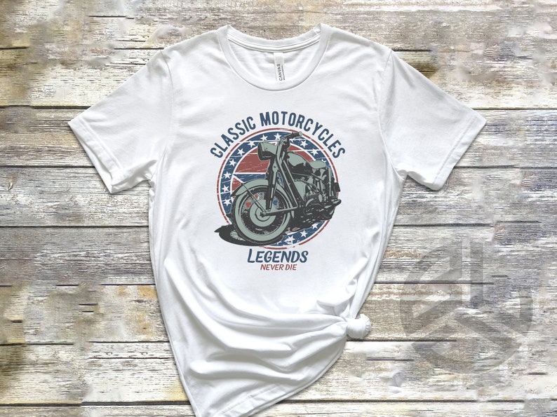 Op de afbeelding: Wit T-shirt met een vintage-stijl grafische afbeelding van een motorfiets in een cirkel met de tekst "Classic Motorcycles" en "Legends Never Die".