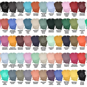 Op de afbeelding: Een kaart met 50 verschillende heather kleuren voor t-shirts. De kleuren zijn gerangschikt in rijen en kolommen, waarbij elke kleur is gelabeld met zijn naam. De kleuren vari&euml;ren van licht tot donker en van koel tot warm.