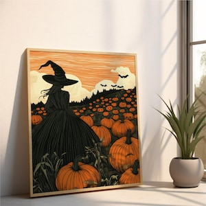 Könnte beinhalten: Eine Silhouette einer Hexe mit einem schwarzen Spitzhut und einem Kleid steht auf einem Feld mit orangefarbenen Kürbissen. Der Himmel ist warm orange und es fliegen Fledermäuse darüber.