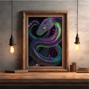 以下が含まれることがあります： 黒地に光る点が散りばめられた背景に、鮮やかな虹色の緑と紫の蛇が螺旋状に巻かれている。蛇は、詳細な質感のある模様で覆われている。