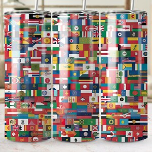 Può includere: Tre bicchieri in acciaio inossidabile con un motivo colorato di bandiere di tutto il mondo. I bicchieri sono un ottimo modo per mostrare il tuo patriottismo o il tuo amore per i viaggi.