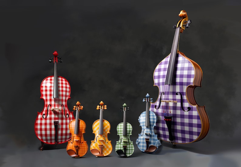 Pu&ograve; includere: Un set di sei violini di diverse dimensioni, ognuno dipinto con un motivo a quadri di colore diverso. Il violino pi&ugrave; grande &egrave; un contrabbasso, dipinto di viola e bianco. Gli altri violini sono dipinti di rosso e bianco, arancione e bianco, giallo e bianco, verde e bianco e blu e bianco.