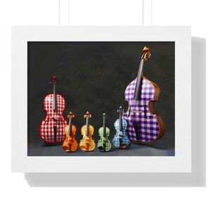 Pu&ograve; includere: Un set di sei strumenti a corda, tra cui un violoncello e cinque violini, tutti decorati con un motivo a quadri colorati. Il violoncello &egrave; viola e bianco, i violini sono rosso e bianco, arancione e bianco, giallo e bianco, verde e bianco e blu e bianco.