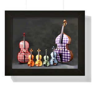 Pu&ograve; includere: Un set di sei strumenti a corda, tra cui un violoncello e cinque violini, tutti decorati con un motivo a quadri. Il violoncello &egrave; viola e bianco, i violini sono rosso e bianco, arancione e bianco, giallo e bianco, verde e bianco e blu e bianco.