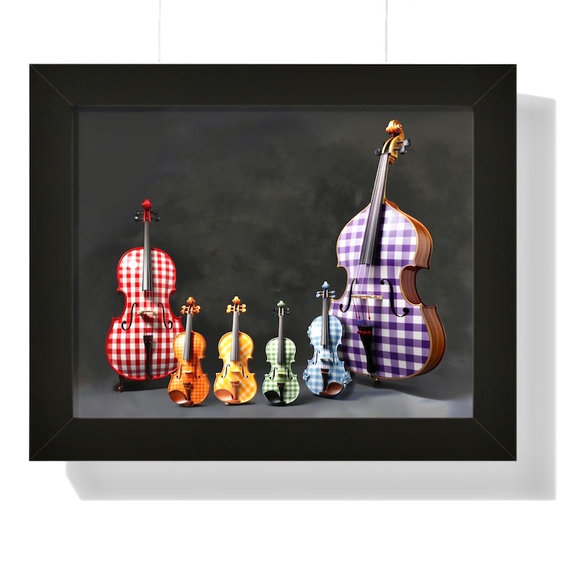 Pu&ograve; includere: Un set di sei strumenti a corda, tra cui un violoncello e cinque violini, tutti decorati con un motivo a quadri. Il violoncello &egrave; viola e bianco, i violini sono rosso e bianco, arancione e bianco, giallo e bianco, verde e bianco e blu e bianco.