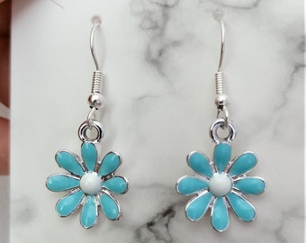 Pendientes de esmalte con margaritas azules, joyas kawaii de flores, pendientes colgantes en alambre de plata que son un gran regalo.