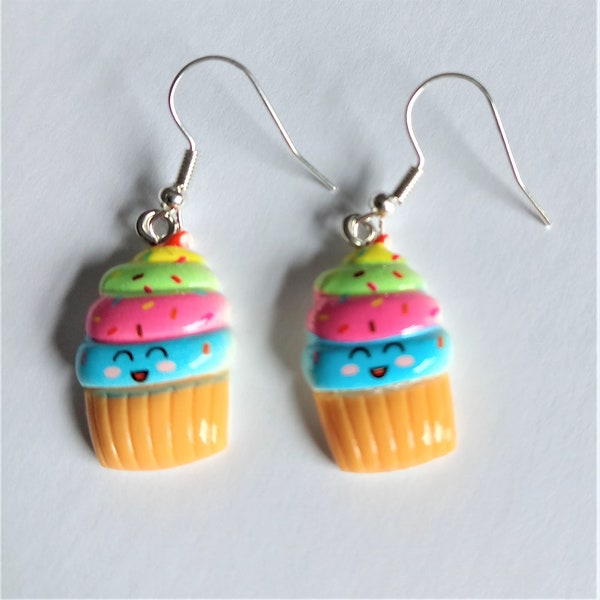 Boucles d'oreilles en résine Cupcake, bijoux kawaii, boucles d'oreilles pendantes font un excellent cadeau pour elle, boucles d'oreilles suspendues en fil d'argent