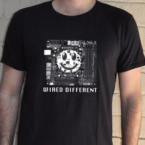 Maglietta Wired Different - Maglietta regalo con faccina sorridente, nerd della tecnologia della scheda madre del computer, ingegnere del software, nera, divertente e strana