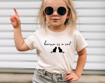 Karma es una camisa de gato para niños pequeños, regalo de Swiftie, medianoche Taylor, ropa moderna de regalo de cumpleaños para niños