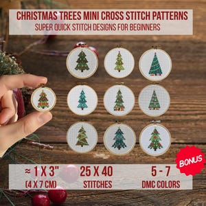 Puede incluir: Patrones de mini punto de cruz con diseños de árboles de Navidad, presentados en pequeños aros de bordado. El texto dice "CHRISTMAS TREES MINI CROSS STITCH PATTERNS" y "SUPER QUICK STITCH DESIGNS FOR BEGINNERS". Las medidas son aproximadamente 4 x 7 cm.