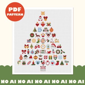 Könnte beinhalten: Ein Kreuzstichmuster in Form eines Weihnachtsbaums, zusammengesetzt aus verschiedenen festlichen Symbolen wie Weihnachtsmann, Rentieren, Glocken und Geschenken. Das Design enthält den Text "NOEL", "HO HO HO" und "MERRY CHRISTMAS" auf einem weißen Raster mit einem roten "PDF PATTERN"-Kreis.