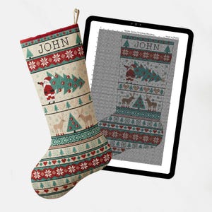 Puede incluir: Un calcetín navideño con un diseño festivo que presenta a Papá Noel, árboles de Navidad y renos. El calcetín es beige con patrones rojos, verdes y blancos y el nombre "JOHN" en la parte superior. Una tableta muestra un patrón de punto de cruz del calcetín.