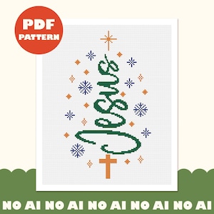 Könnte beinhalten: Ein Kreuzstichmuster mit dem Wort Jesus in grüner Schreibschrift, das die Form eines Baumes bildet. Das Design enthält blaue Schneeflocken, orangefarbene Sterne und ein kleines orangefarbenes Kreuz an der Basis auf weißem Raster.