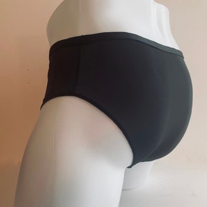 Könnte beinhalten: Schwarze Unterwäsche mit hohem Beinausschnitt und glattem, nahtlosem Finish.