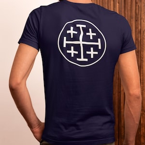 Könnte beinhalten: Ein marineblaues T-Shirt mit einem weißen Kreisdesign auf der Rückseite. Das Design zeigt ein Kreuz mit vier kleineren Kreuzen darin.