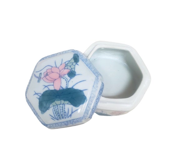 VINTAGE Porcelain Hexagon Chinese Trinket Box Han… - image 1
