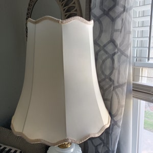 Regency Vintage White Iridescent Glass Table Lamp ~ Works