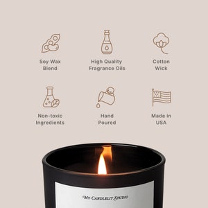 K&ouml;nnte beinhalten: Eine schwarze Kerze mit einem wei&szlig;en Etikett, auf dem "MY CANDLELIT STUDIO" steht. Die Kerze besteht aus Sojawachs, hochwertigen Duft&ouml;len und einem Baumwolldocht. Sie ist handgegossen und ungiftig. Die Kerze wird in den USA hergestellt.