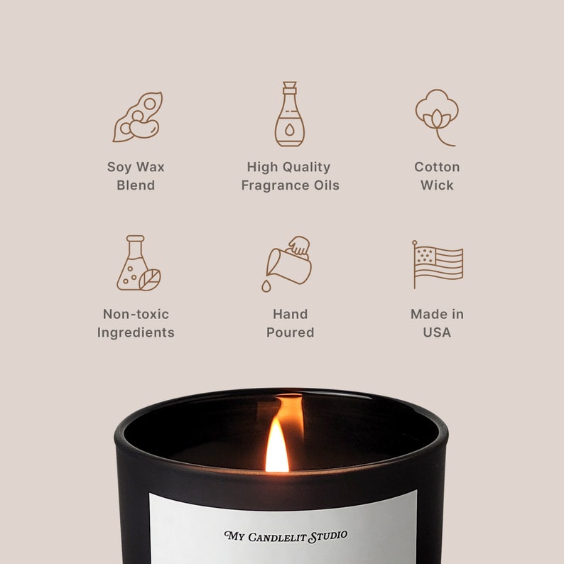 K&ouml;nnte beinhalten: Eine schwarze Kerze mit einem wei&szlig;en Etikett, auf dem "MY CANDLELIT STUDIO" steht. Die Kerze besteht aus Sojawachs, hochwertigen Duft&ouml;len und einem Baumwolldocht. Sie ist handgegossen und ungiftig. Die Kerze wird in den USA hergestellt.