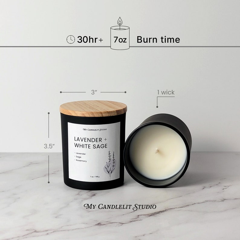K&ouml;nnte beinhalten: Eine schwarze Kerze mit einem Holzdeckel, beschriftet mit "Lavender + White Sage". Die Kerze hat einen Durchmesser von 7,6 cm und eine H&ouml;he von 8,9 cm. Sie hat eine Brenndauer von 30 Stunden und wiegt 200 Gramm.
