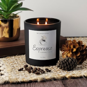 K&ouml;nnte beinhalten: Schwarzes Kerzengef&auml;&szlig; mit einem wei&szlig;en Etikett, auf dem "My Candlelit Studio" und "Espresso Coffee Bean + Vanilla 10 oz / 283 g" steht. Das Etikett zeigt auch eine Zeichnung einer Tasse Kaffee.