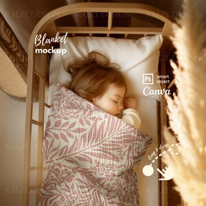 Può includere: Una copertina per neonati con motivo floreale rosa e bianco in una culla di legno con un bambino che dorme sopra. La copertina è un oggetto intelligente da utilizzare in Canva.