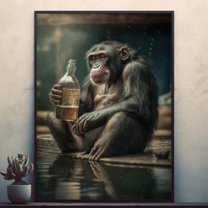 Puede incluir: Un chimpancé se sienta en una roca junto a un charco de agua, sosteniendo una botella de vidrio con una etiqueta que dice "MISTELLAR".