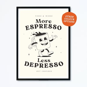 Pode incluir: Ilustração em preto e branco de uma xícara de café de desenho animado com um rosto sorridente e o texto "More Espresso Less Depresso But Inspired" e "Tired & Wired" acima da xícara e "Other Colour Options" em um círculo no canto superior direito.